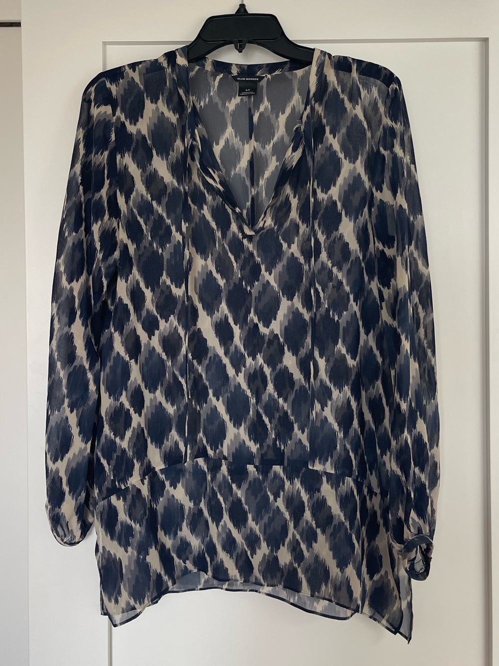 Club Monaco Silk Navy and Cream Abstract Print V-Neck Blouse Size S